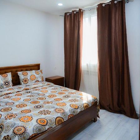 Hostel Les Pins Alger Bagian luar foto