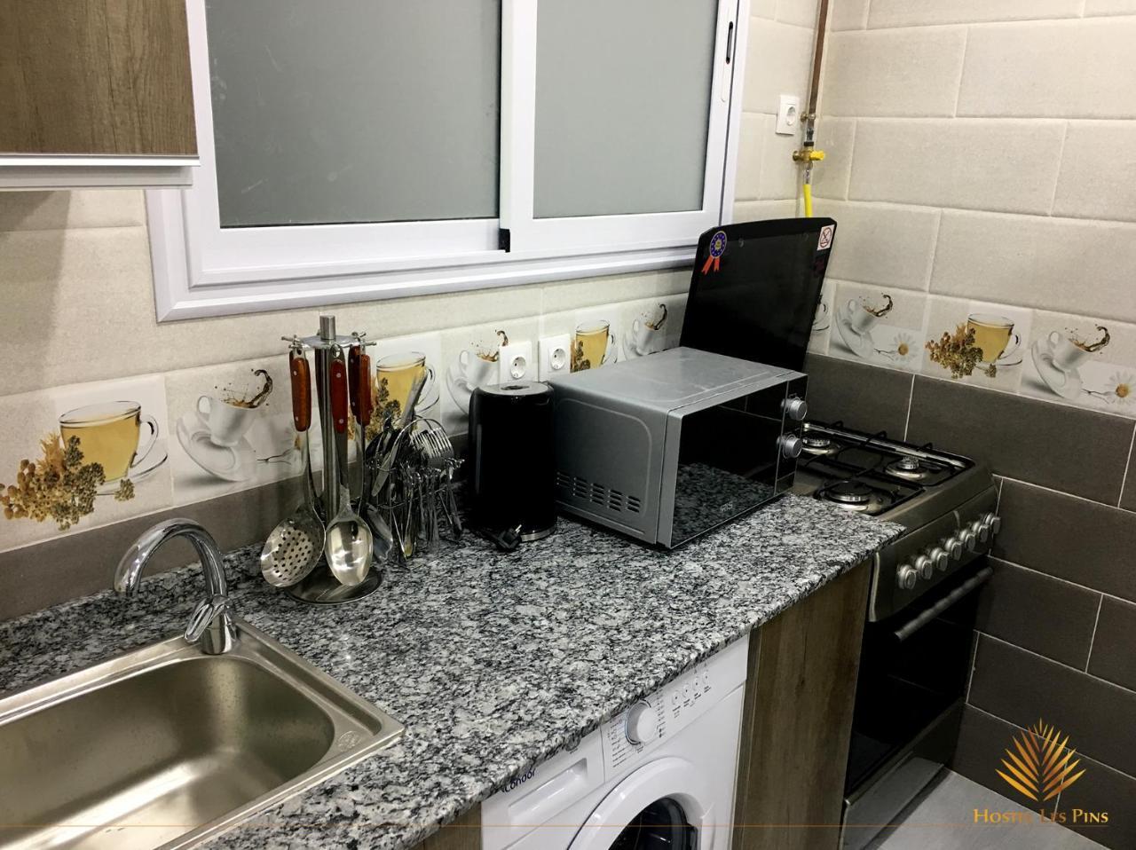 Hostel Les Pins Alger Bagian luar foto